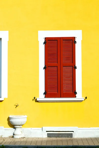 Ventana roja varano borghi palacios italia abstracto día soleado w — Foto de Stock