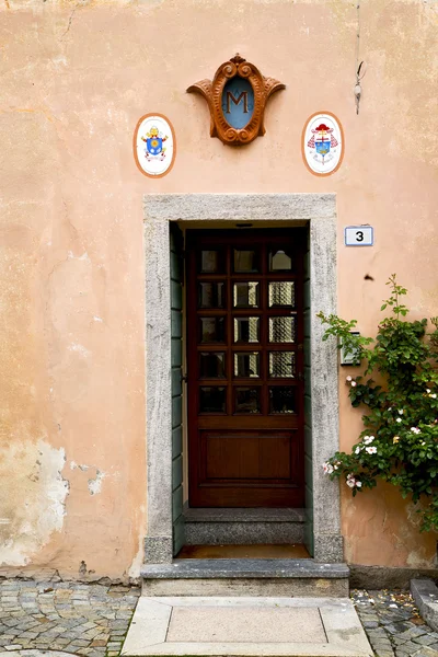 मिलानो पुराने चर्च दरवाजे फूल में इटली लोम्बार्डी — स्टॉक फ़ोटो, इमेज