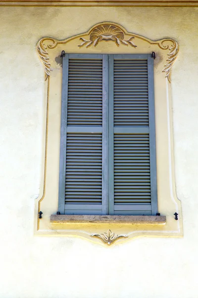 Szary okno jerago pałace cegły betonowej — Zdjęcie stockowe