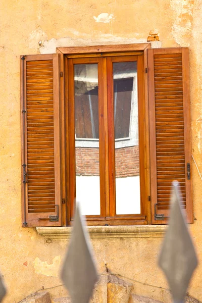 Rojo europa italia lombardía en el milano viejo ventana — Foto de Stock