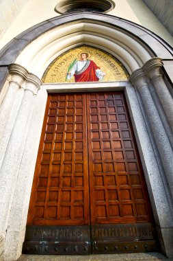  İtalya lombardy taino kilisede tuğla kule kapalı