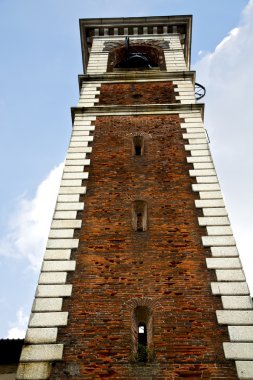 Somma lombardo eski bir duvar ve kilise bell güneşli da kule