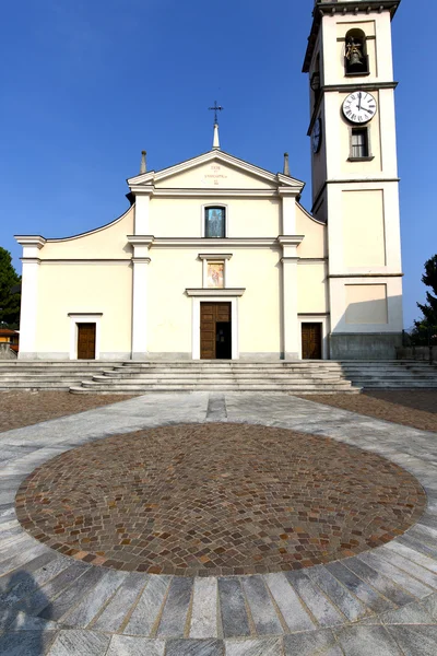 Cadrezzate en la antigua iglesia cerrada acera torre de ladrillo — Foto de Stock