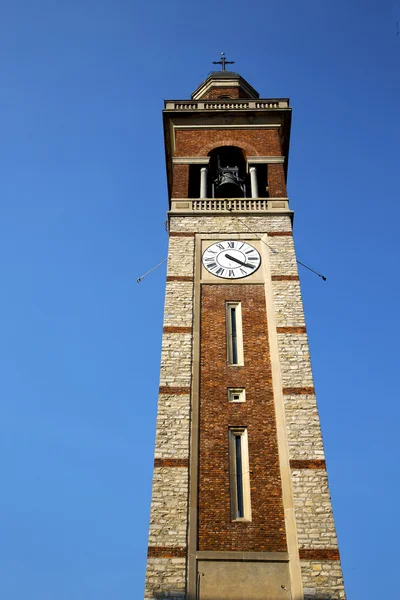 Dans gorla vieux abstrait et clocher de l'église journée ensoleillée — Photo