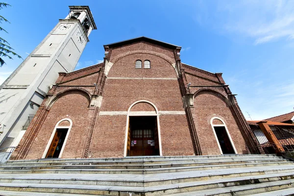 Cardano al campo için yapılan eski kilise tuğla kaldırım l kapalı — Stok fotoğraf