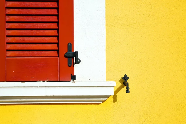 Ventana roja varano borghi palacios italia abstracto — Foto de Stock