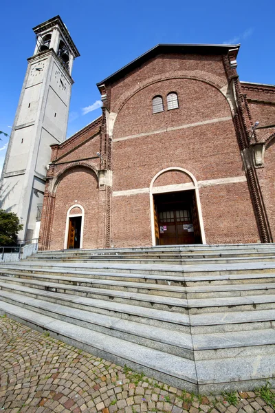 Cardano al campo nella torre di mattoni marciapiede italia lombardia — Foto Stock