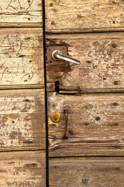 Sumirago  s brown knocker in a  door curch  closed wood italy  l — Stock Photo, Image