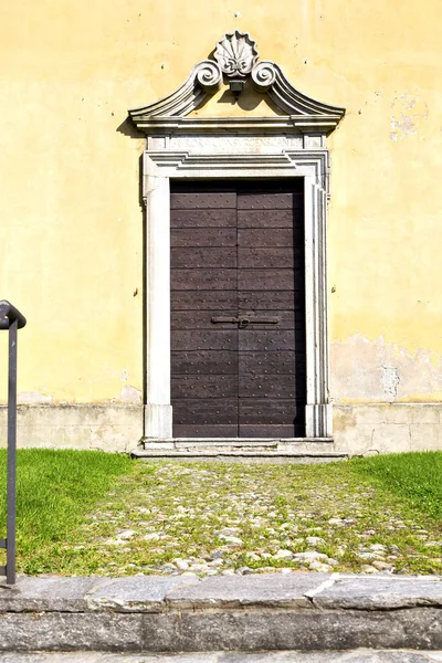 Grass arsago seprio abstract    a  door curch  closed wood italy — Stock Photo, Image