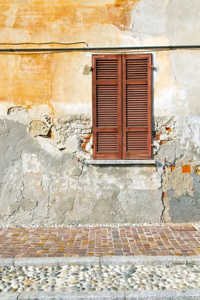 Janela vermelha varano borghi palácios itália calçada pavimento — Fotografia de Stock