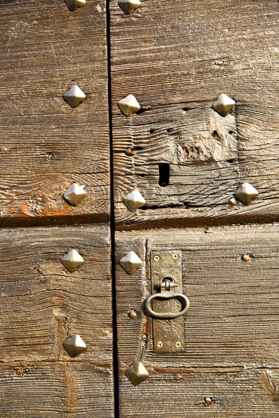 Capronno ottone arrugginito una porta curch chiuso legno italia l — Foto Stock
