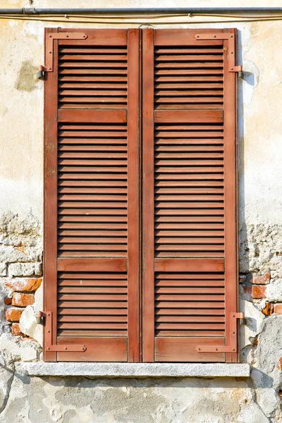 Ventana roja varano veneciano ciego en el ladrillo de hormigón — Foto de Stock