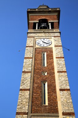  magnago paslı pirinç kahverengi tokmağı içinde bir   