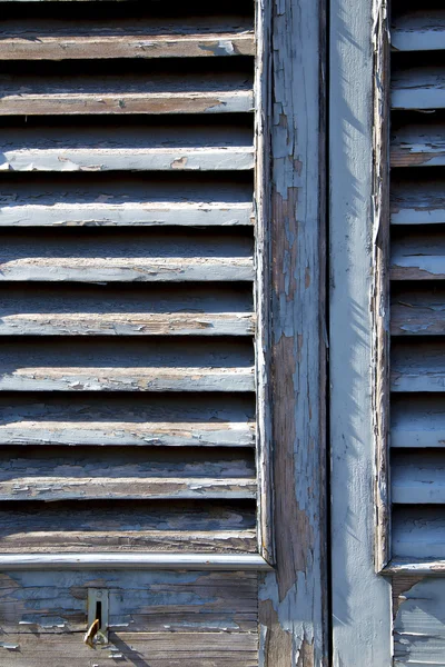 Ventana gris castellanza veneciana ciega en el ladrillo de hormigón — Foto de Stock