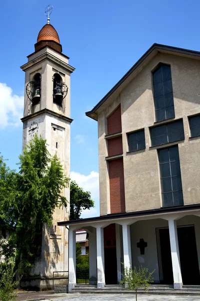 En el samarate antigua iglesia cerrada acera de ladrillo italia lo —  Fotos de Stock