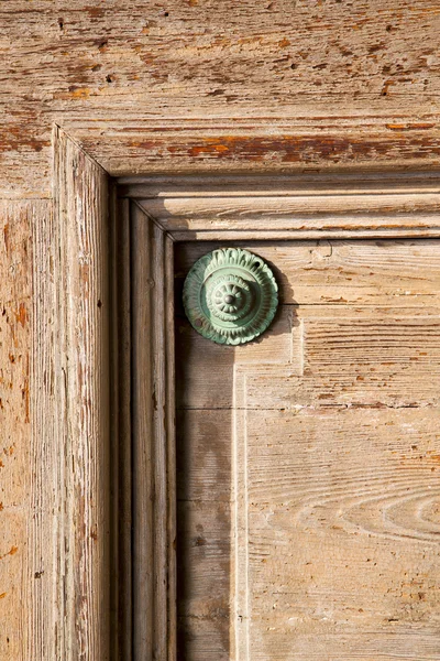 Astratto arrugginito porta curch in ottone legno chiuso varese lona — Foto Stock