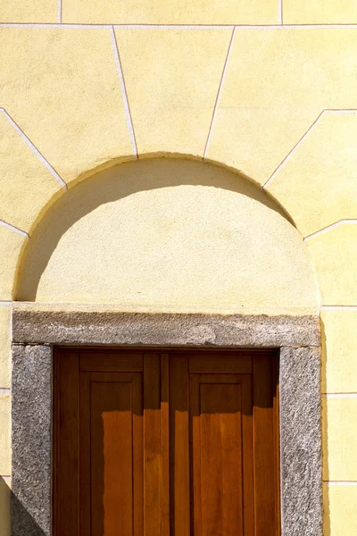 Cairate abstract la puerta el bordillo cerrado la madera italia lombardía — Foto de Stock