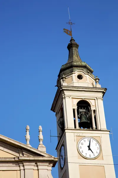 Castano primo italia la pared y torre de la iglesia campana soleado — Foto de Stock