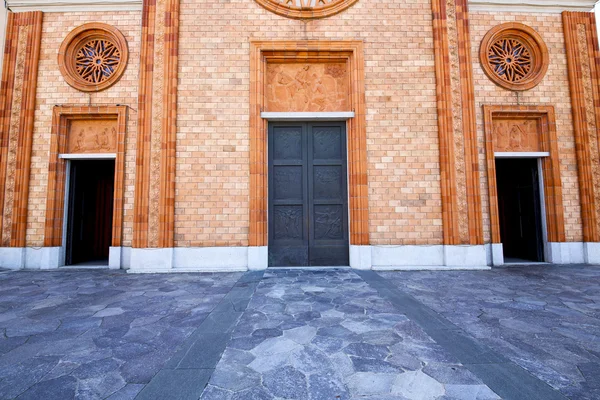 Italia lombardía en la antigua iglesia vergiate ladrillo cerrado — Foto de Stock