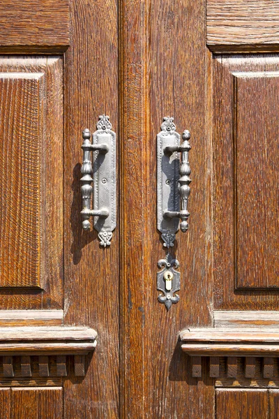 In lonate pozzolo  a  door curch  closed metal wood italy  lomb — Stock Photo, Image