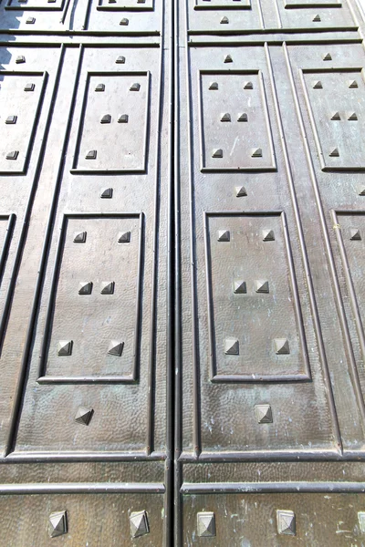 In mercallo rusty brass brown knocker door curch  closed metal — Stock Photo, Image