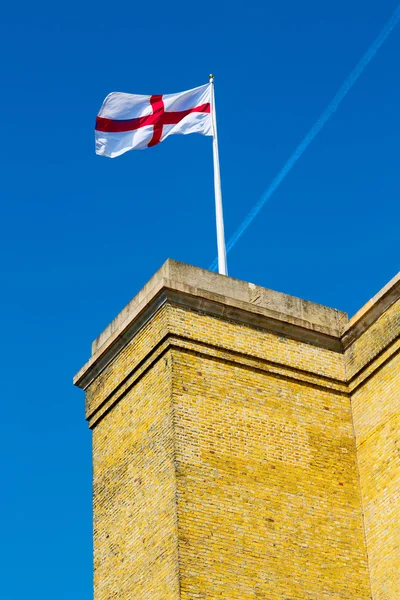 Старый английский флаг и небо — стоковое фото