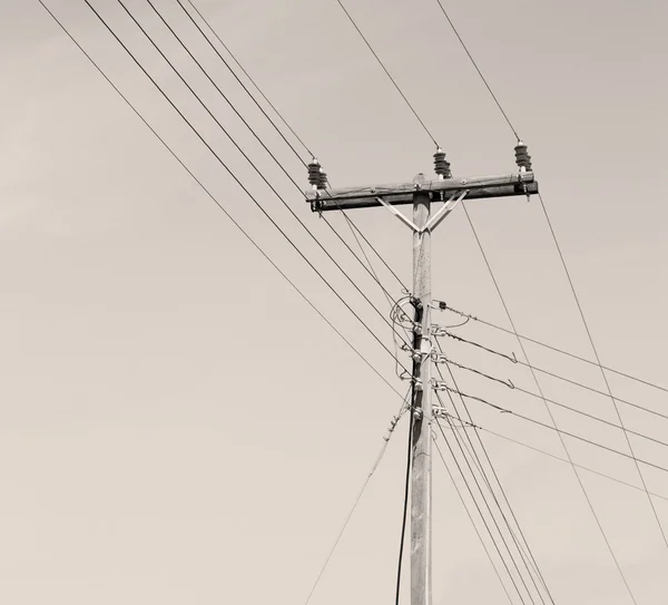 Poste actual línea de electricidad en el cielo nublado y ba abstracta —  Fotos de Stock