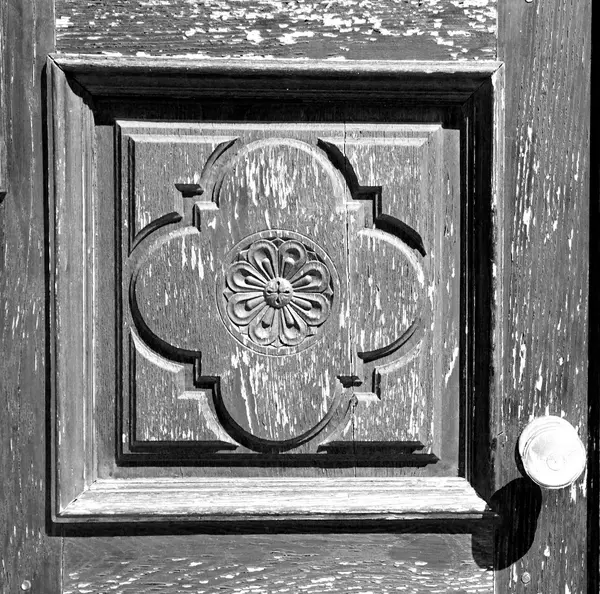 Puerta tradicional en madera antigua italia y tradicional t — Foto de Stock