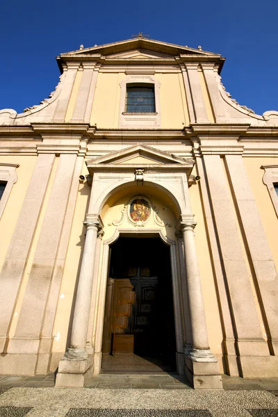 卡斯塔尼奥 primo 古老的教堂在伦巴第大区关闭砖 — 图库照片