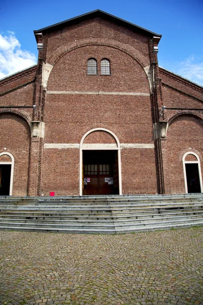 Lombardía en el cardano al campo antigua iglesia cerrada bri — Foto de Stock