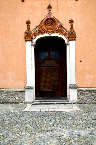 Italia lombardía en la antigua iglesia de ladrillo cerrado azzate —  Fotos de Stock