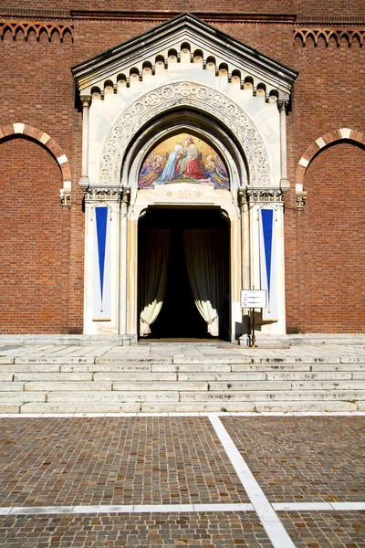 Lombardía en la antigua iglesia castellanza ladrillo cerrado t — Foto de Stock