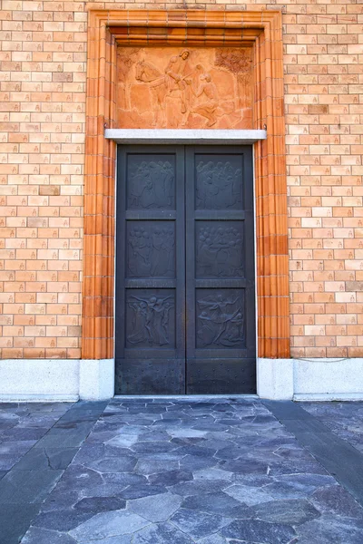 Itália lombardia na igreja vergiate fechado tijolo t — Fotografia de Stock