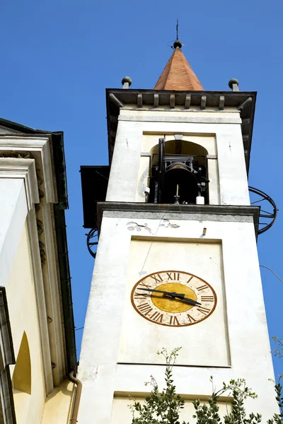 Travedona monate a parede e torre da igreja sino dia ensolarado — Fotografia de Stock