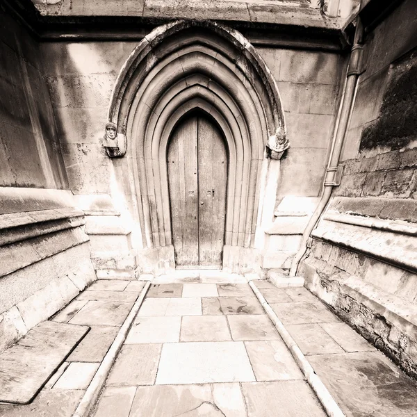 ロンドンの古い教会の扉と大理石のアンティーク weinstmister 修道院 — ストック写真