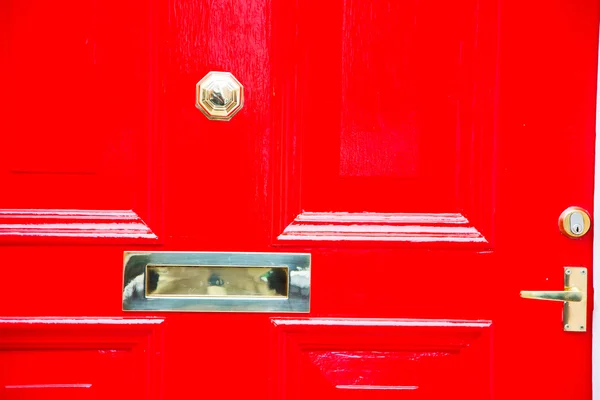 Punho vermelho na porta antiga de Londres — Fotografia de Stock