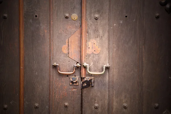 Hantera i london antika bruna dörren rostig mässing spik och ljus — Stockfoto