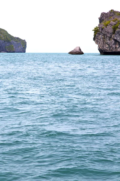 Blue lagoon  stone in thailand kho  t of a  water   south chin — Stock Photo, Image