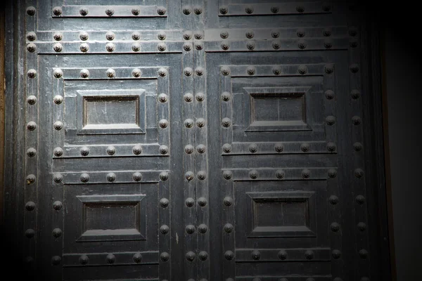 Maniglia in ottone arrugginito porta marrone antico Londra chiodo e luce — Foto Stock