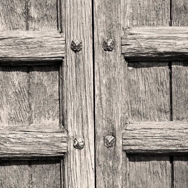 Door in italy old ancian wood and trasditional  texture nail — Stock Photo, Image