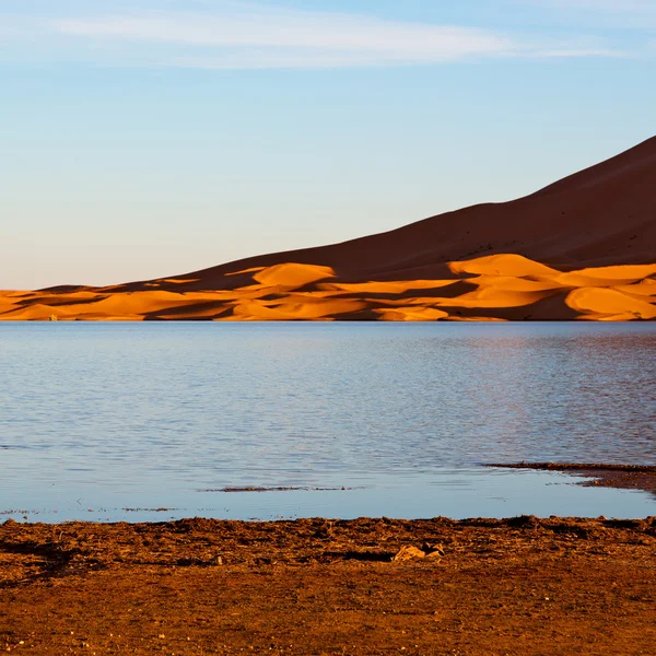 Luz do sol no lago deserto amarelo de areia de morocco e duna — Fotografia de Stock