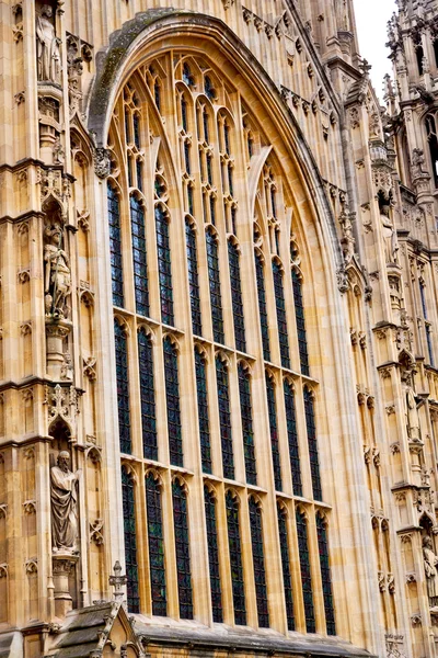 Viejo en Londres estructura histórica de la ventana y el cielo — Foto de Stock