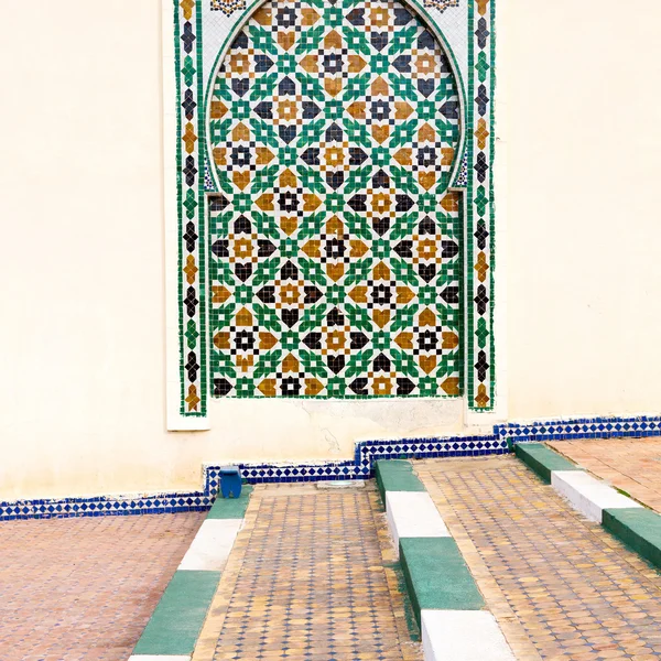 Janela azul em morocco áfrica construção antiga e parede marrom c — Fotografia de Stock