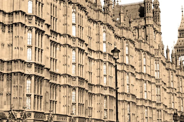 Velho em londres histórico parlamento vidro janela structu — Fotografia de Stock