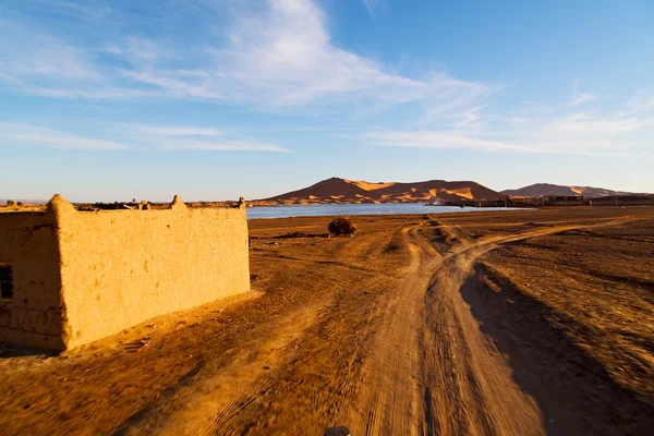 Soleil dans le lac marocain et dune — Photo