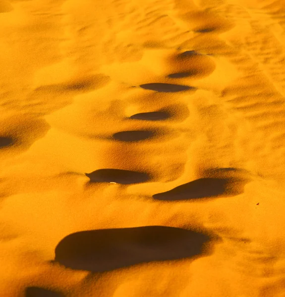 La duna di sabbia marrone nel deserto del sahara marocco — Foto Stock