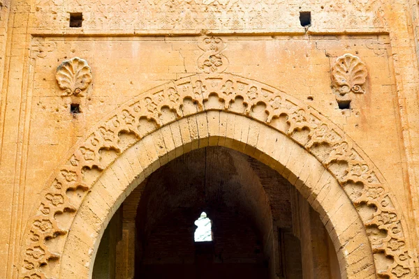 Vieille porte en mur marocain ornée de jaune — Photo
