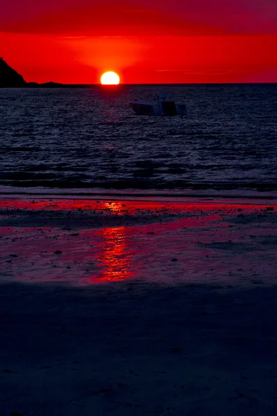 Sunset  lagoon and coastline in madagascar nosy be — Stock Photo, Image