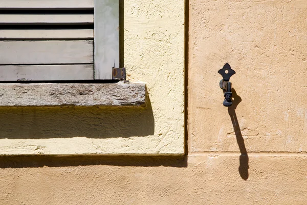 Jerago ventana madera veneciano ciego hormigón ladrillo — Foto de Stock