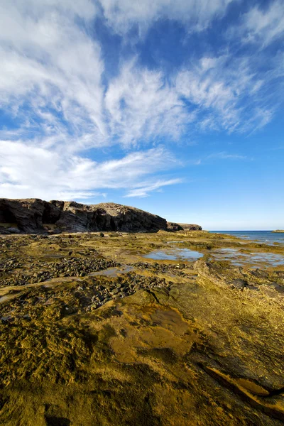 Lätta isle skum Spanien liggande sten himlen moln klippstrand — Stockfoto